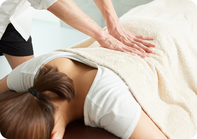 カイロプラクティックの施術を受けている様子